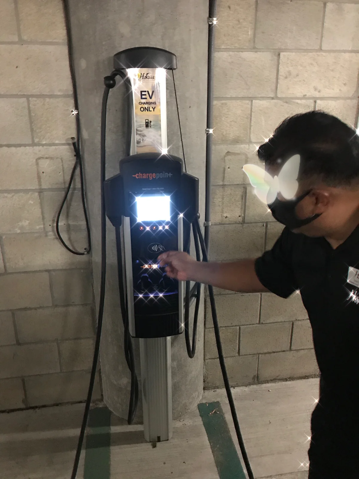 スタッフが操作するEV専用の充電器