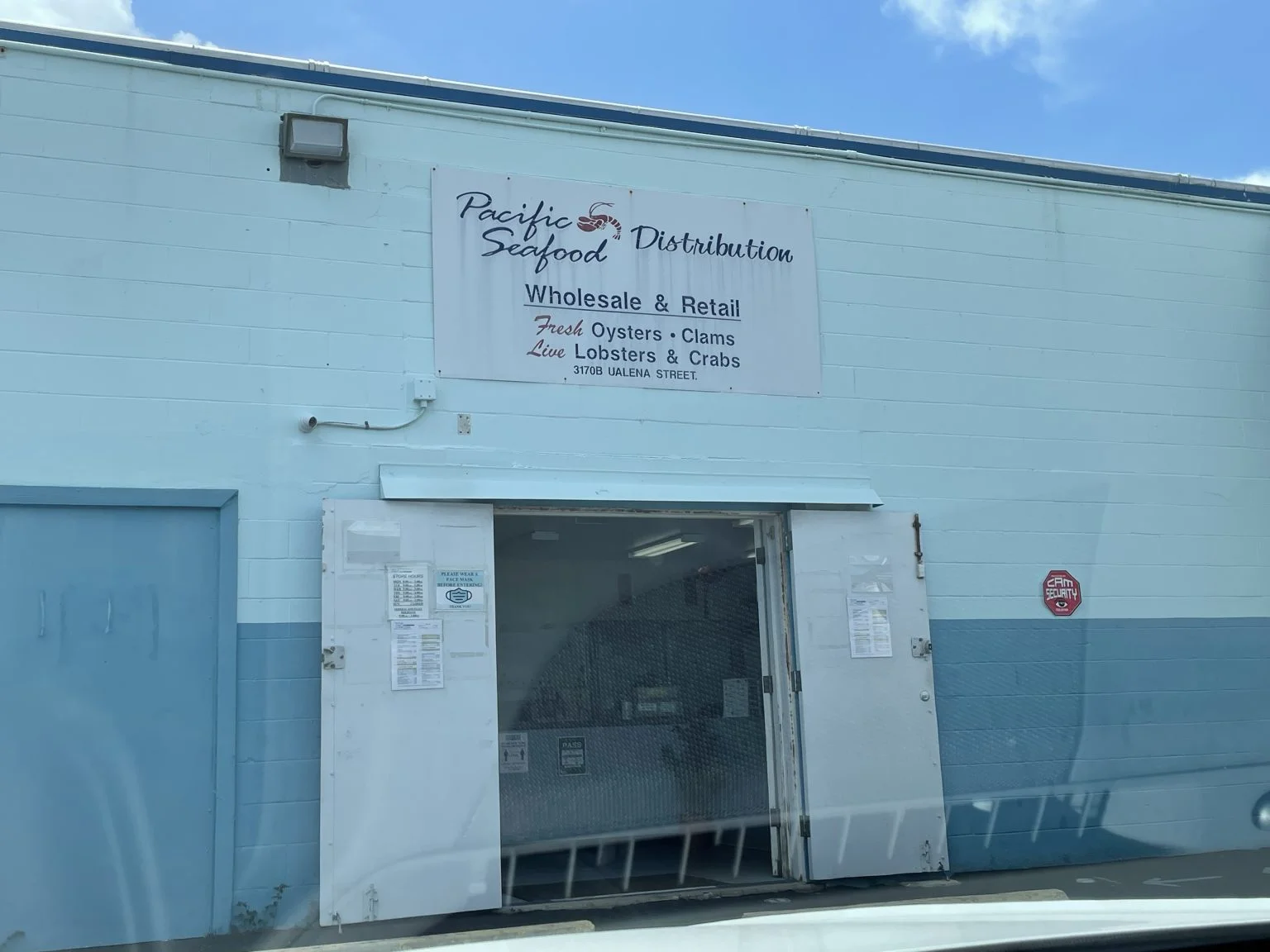 Pacific Seafoodの倉庫型店舗の入口