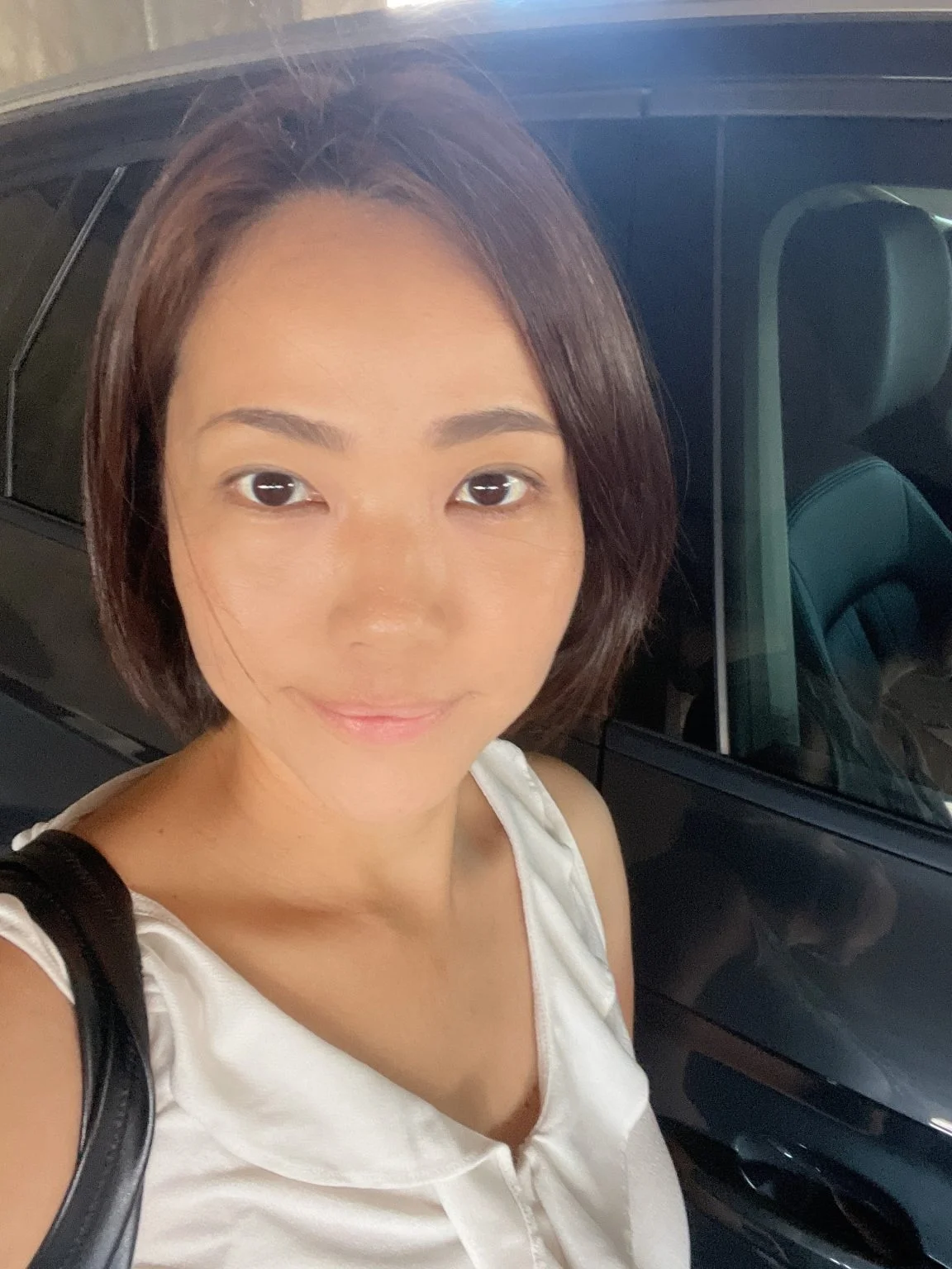 車の前で撮った女性のセルフィー