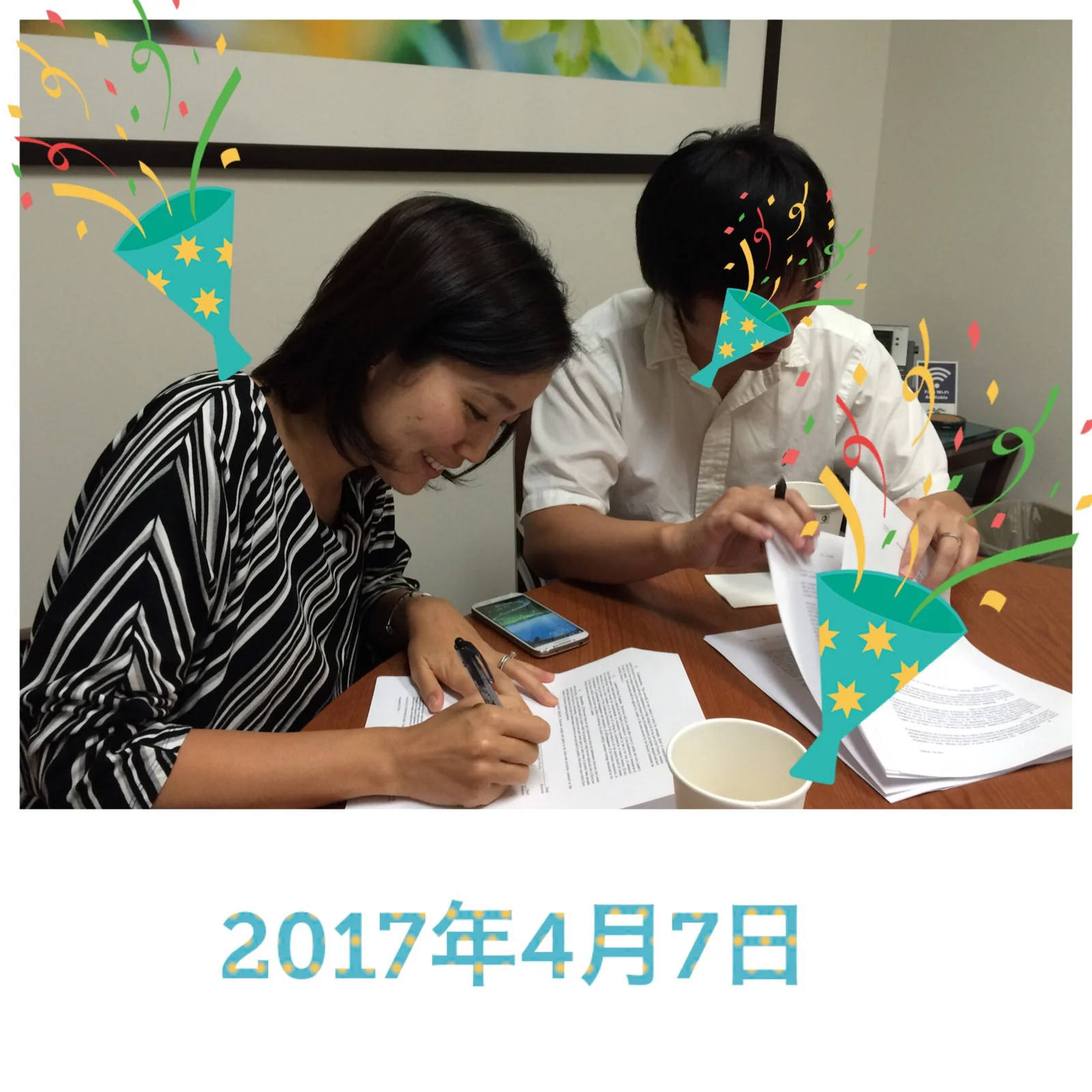 契約書に署名する女性と男性