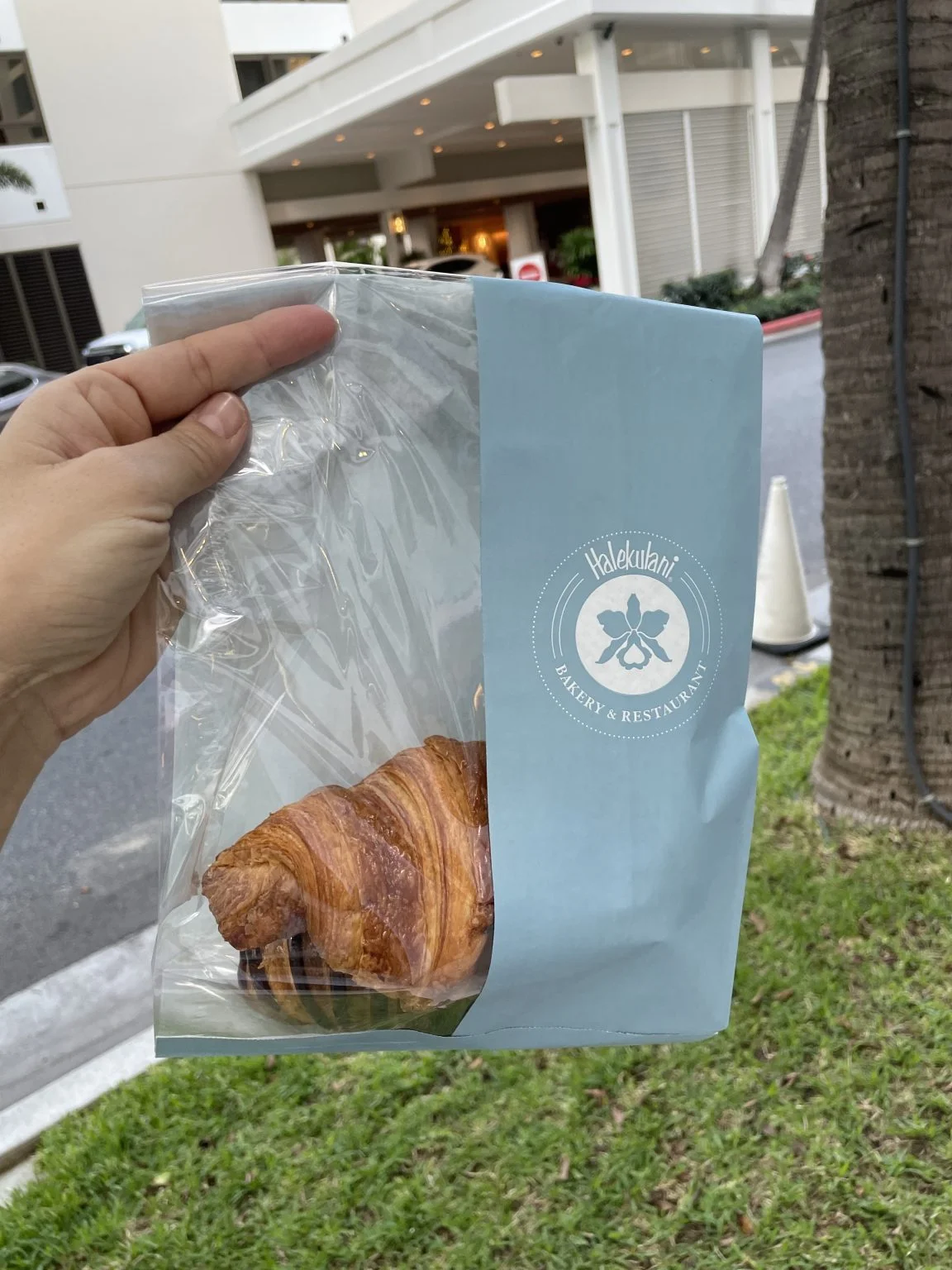 ハレクラニ・ベーカリーの袋に入ったクロワッサン