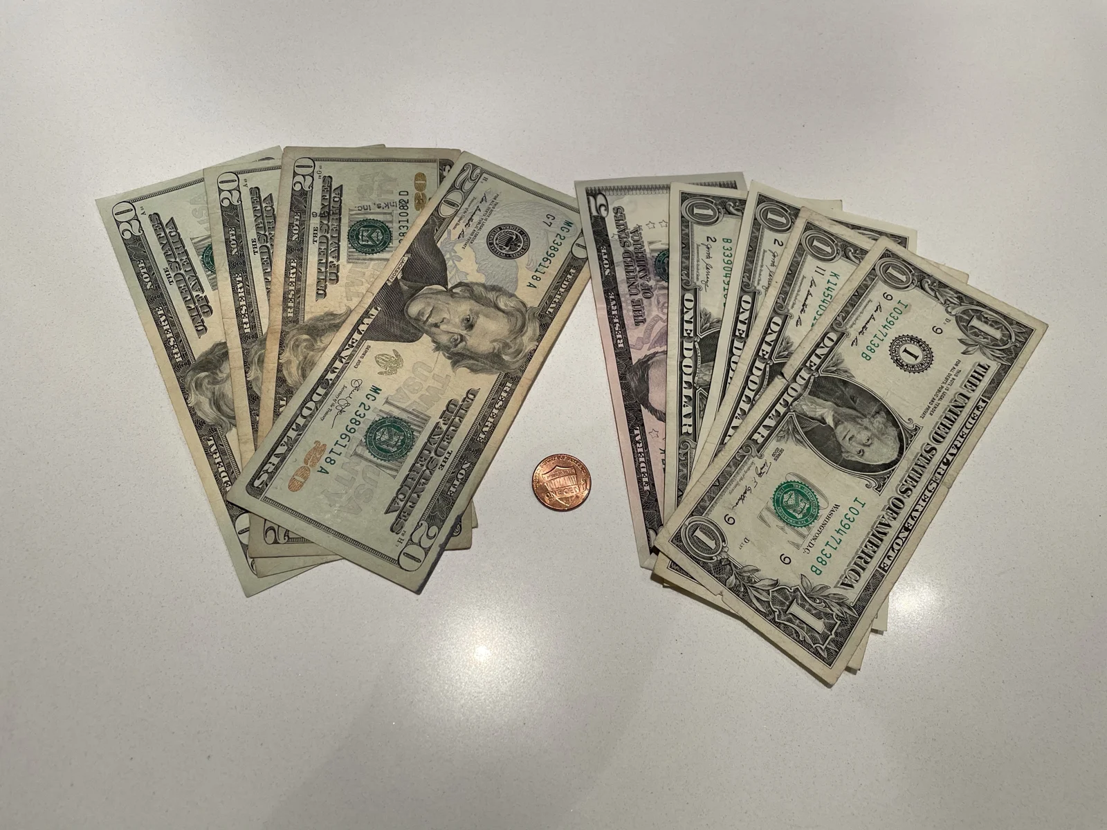 テーブルに並べたドル紙幣と硬貨