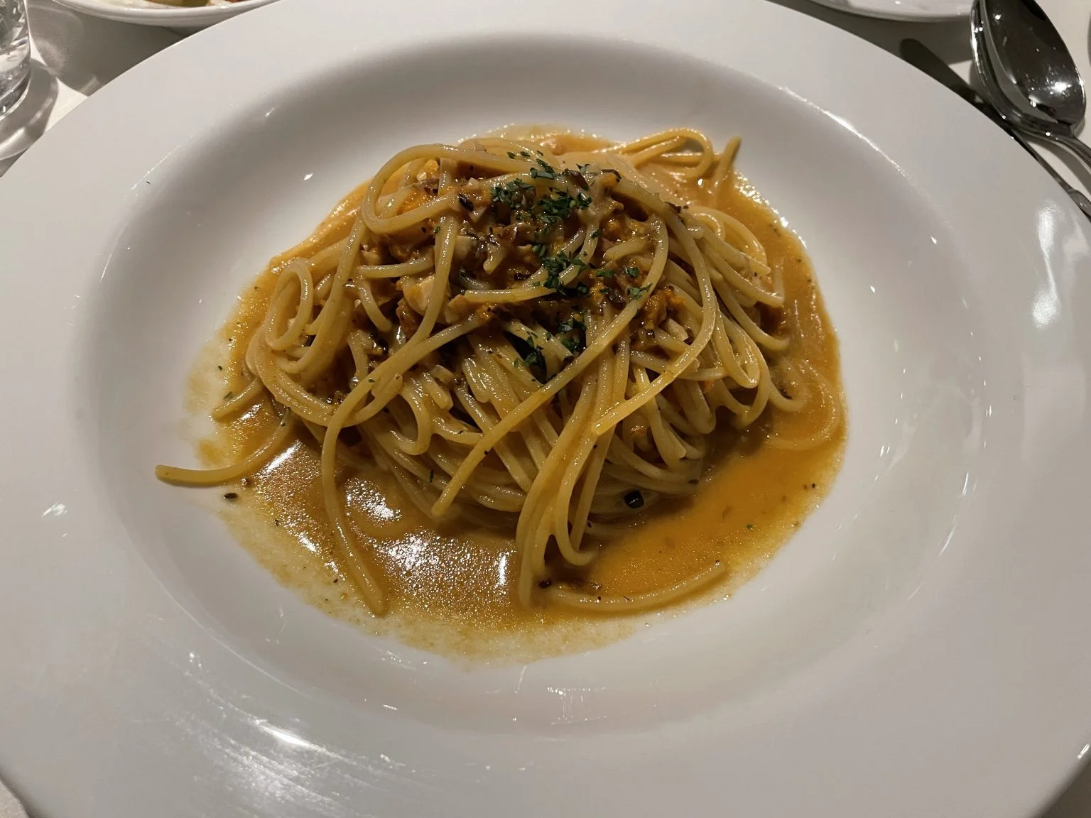 ソースを絡めたスパゲッティ