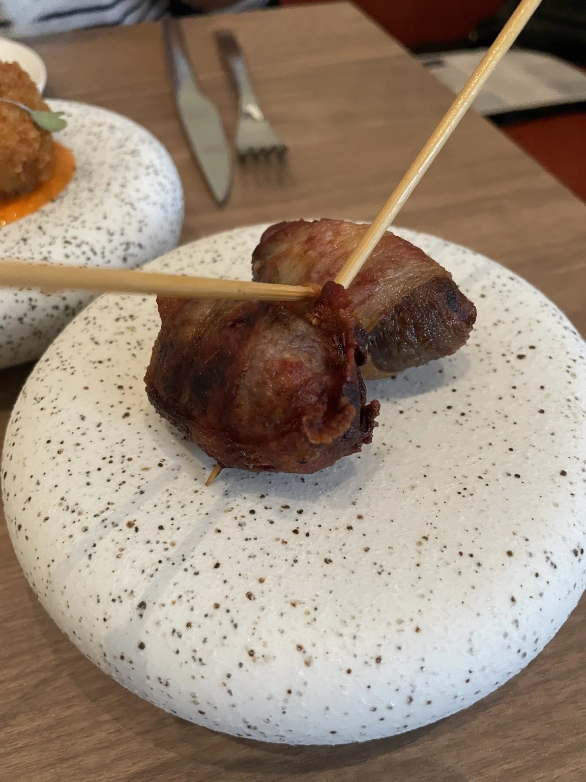 串に刺した肉料理のタパス