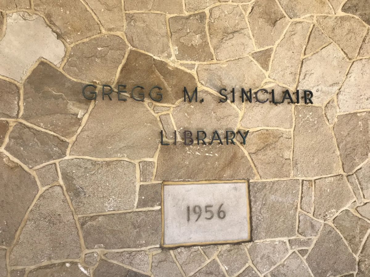 「GREGG M. SINCLAIR LIBRARY 1956」の石壁の銘板