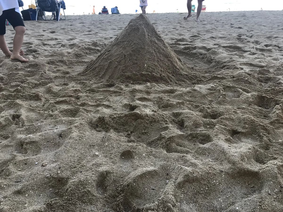 砂浜に作った山型の砂山