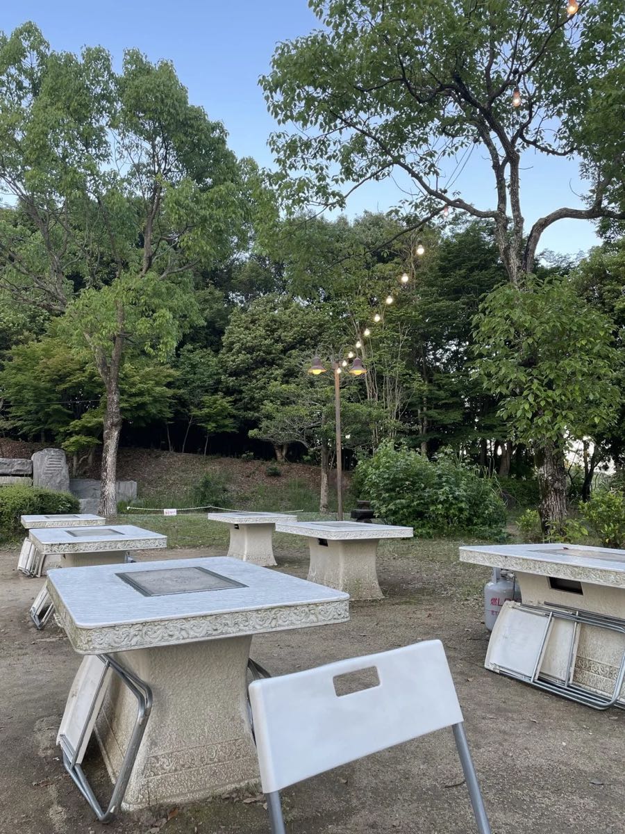 木々に囲まれたBBQ場のテーブル