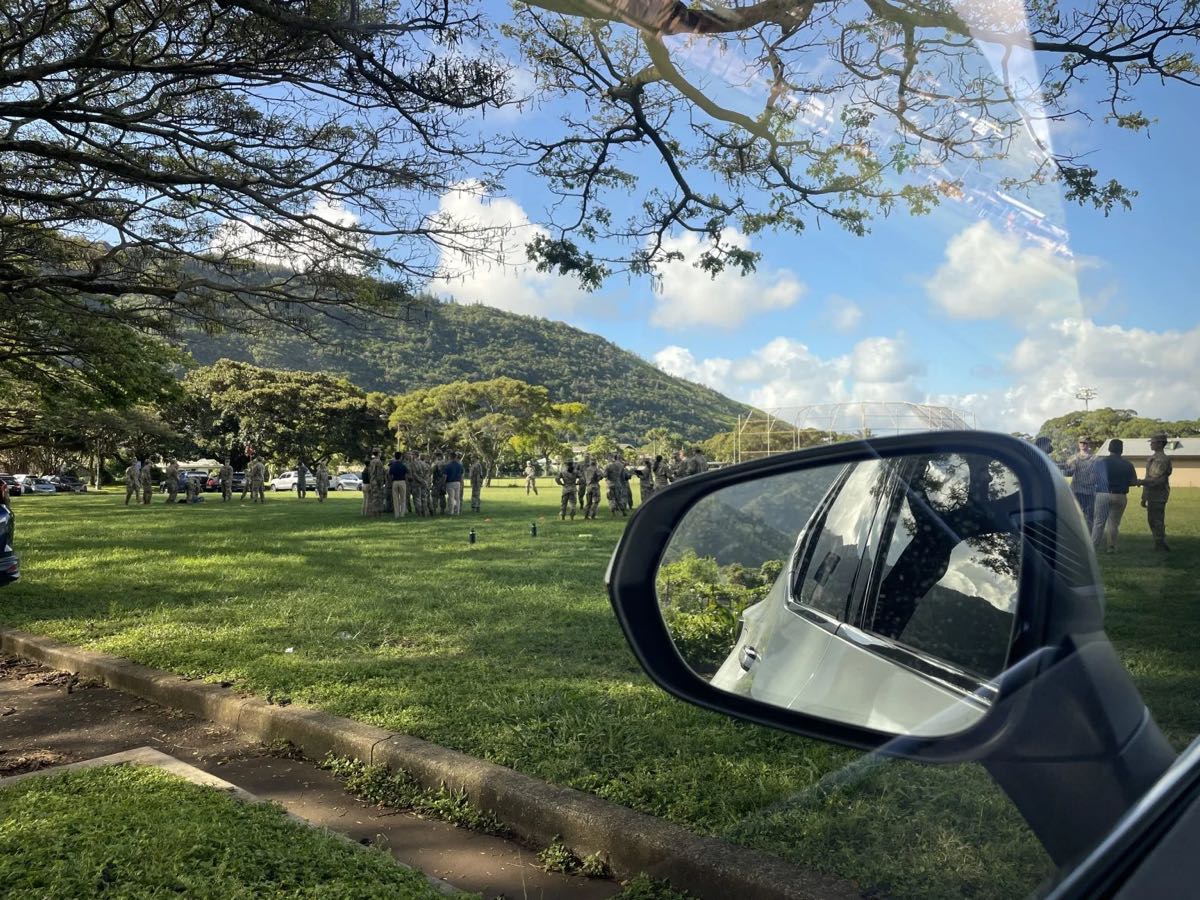 車内から見たマノアの公園と緑の山